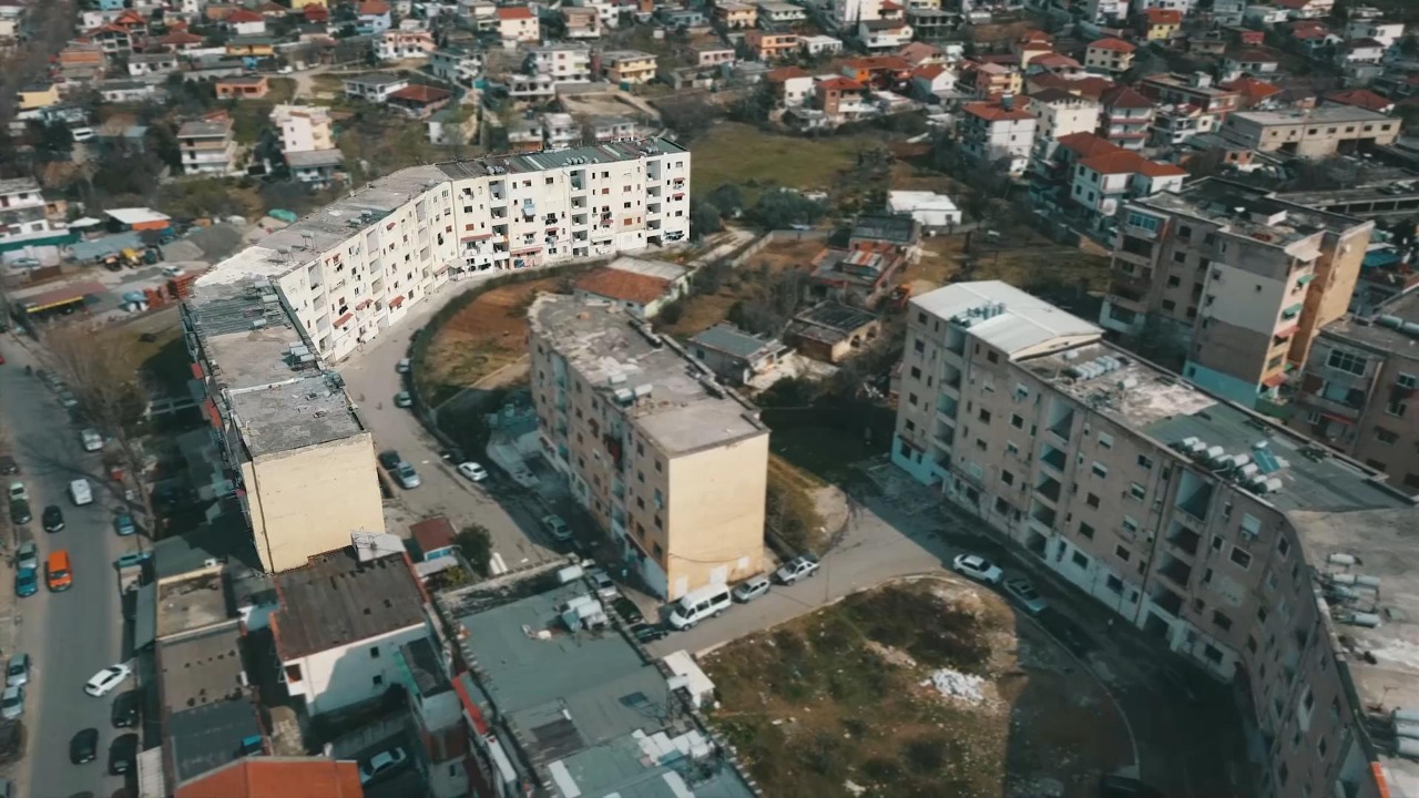 Zona e ish-Kinostudios, pallati me 90 familje rrezikon të bie