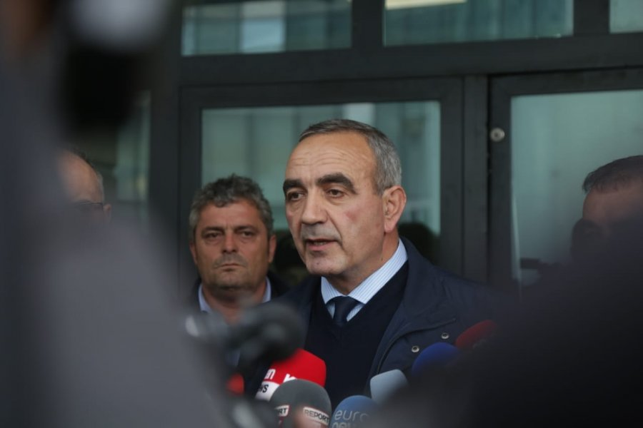 Zyrtarët e FRD po qëndrojnë në zyra me qiri, bashkia u ka prerë dritat