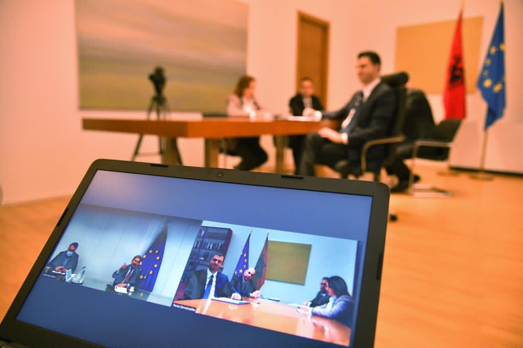 Komisioneri Hahn gjatë bisedës me Bashën: Opozita shqiptare, kontribut të jashtëzakonshëm për interesat kombëtare