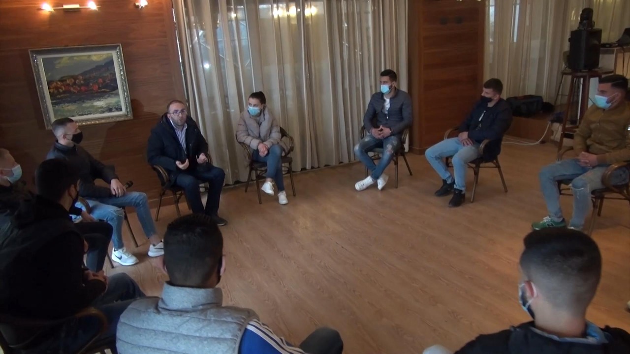 Të rinjtë profesionistë që punojnë kamarierë-Bardhi: Kemi një plan mbështetje