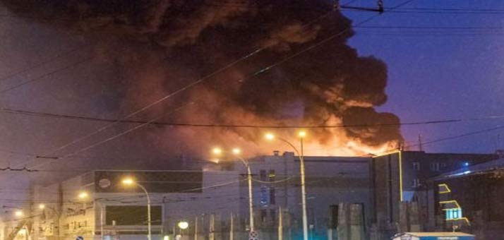 Zjarri në magazinën e Casa Italia mezi po kontrollohet, policia mohon të jenë bllokuar njerëz