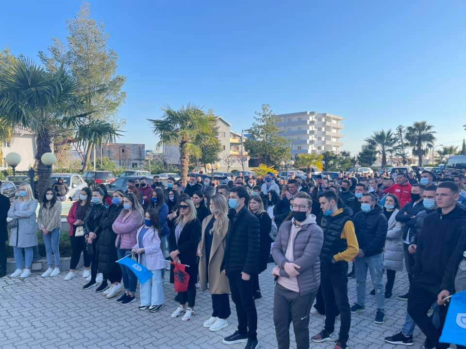 Gazment Bardhi me të rinjtë në Elbasan: Aleanca jonë me ju është natyrale, do sjellim bashkë ndryshimin
