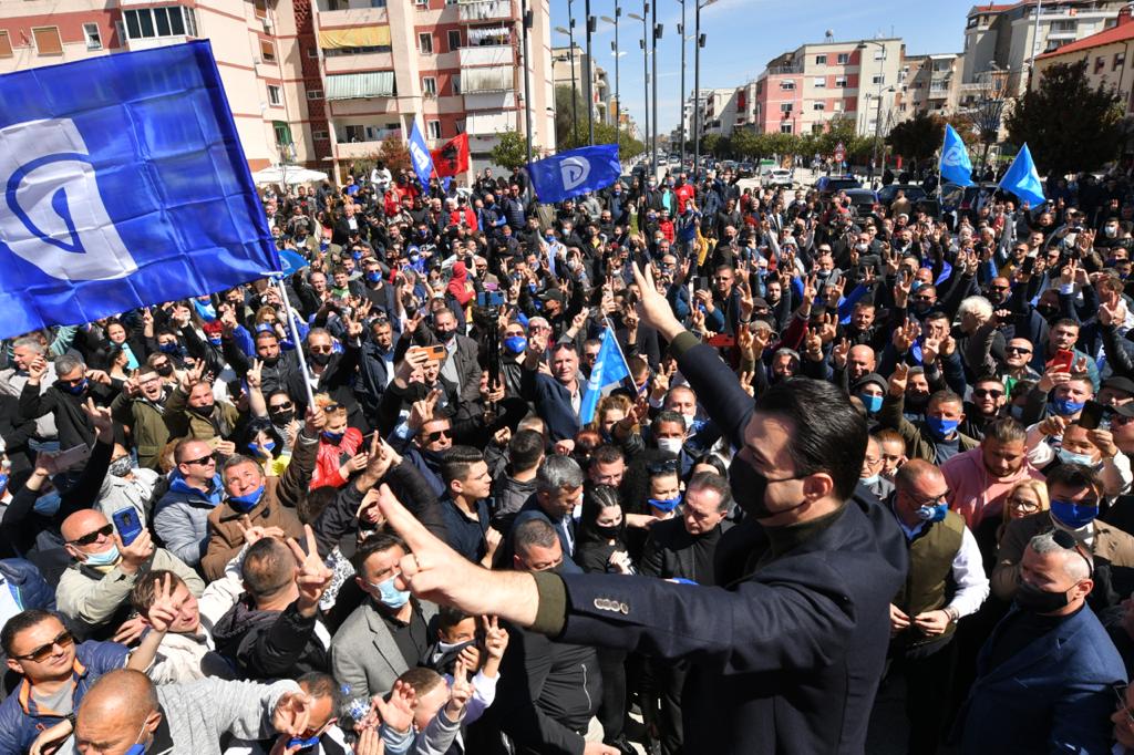 Basha pritet me entusiazëm në Fier, socialistja e dëshpëruar: Më mirë të vdesim nga virusi se sa të na shtypi Rama