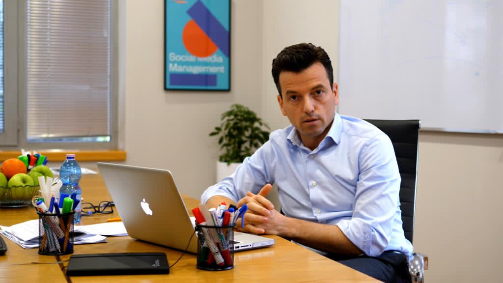 Agron Shehaj flet me ndjekësit në Facebook: Kemi nevojë për mundësi e meritokraci