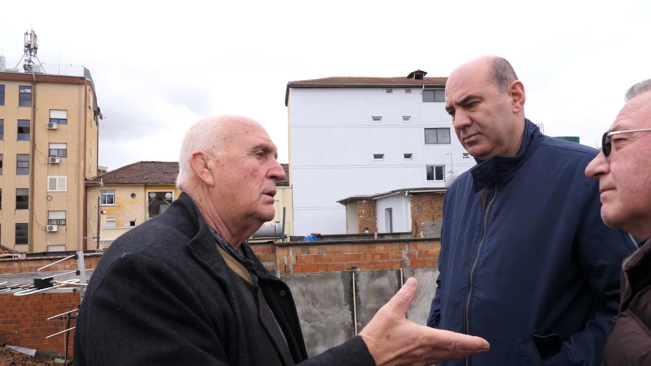“Në mes të Tiranës, shtëpitë drejt shembjes nga dëmet e tërmetit”