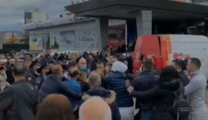 Bandat e Ramës në Elbasan sulmojnë të rinjtë demokratë. Rama dhe Basha në të njëjtën ore dhe në të njëjtin vend në qytet