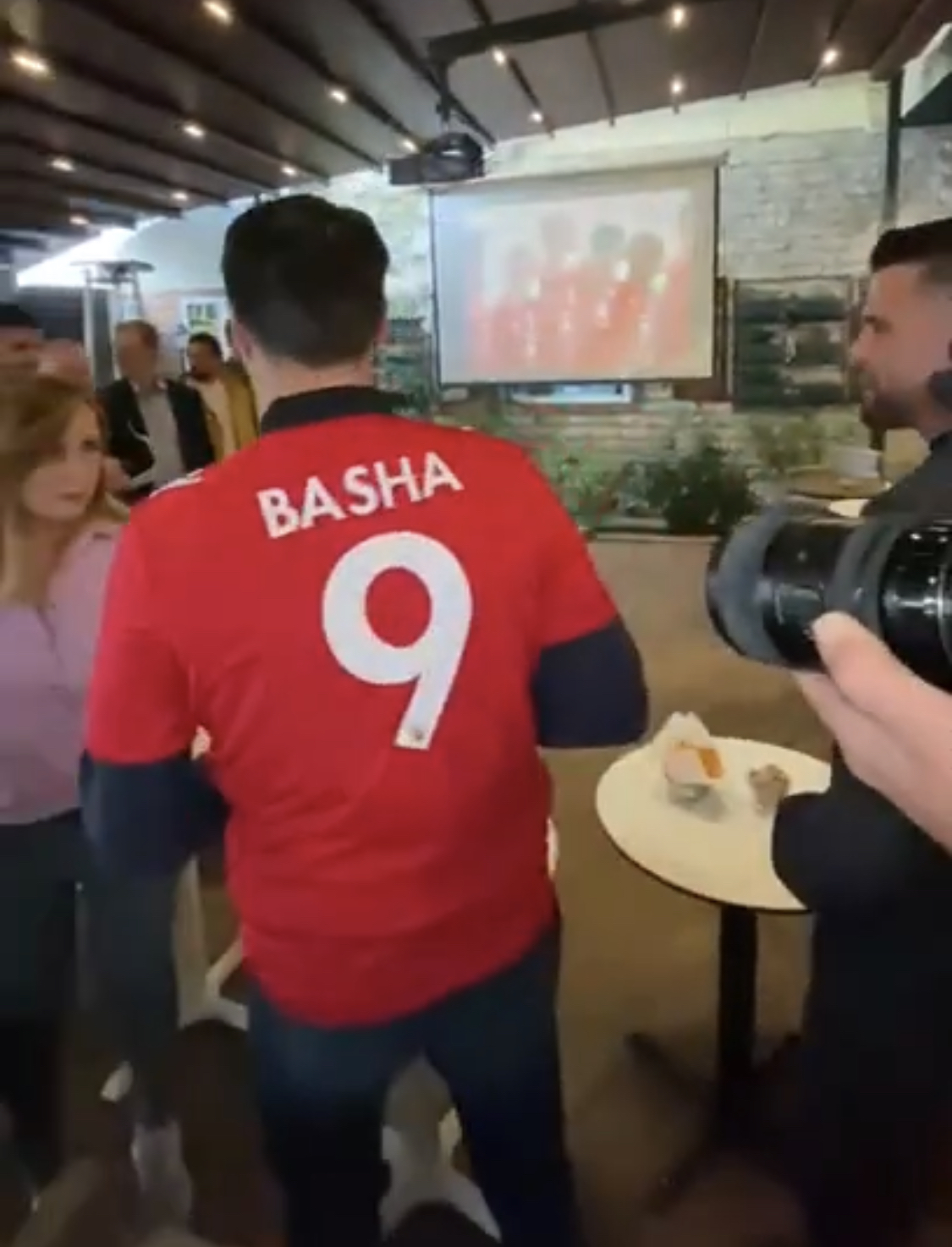 Basha merr dhuratë fanelën e Kombëtares me numrin 9