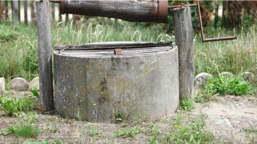 Bie në pusin e shtëpisë, humb jetën 74 vjeçari