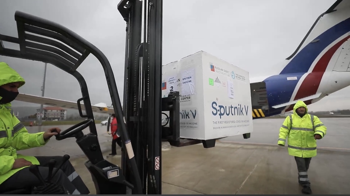 VIDEO&FOTO/ Mbërrijnë dozat e para të vaksinës ruse në Shqipëri