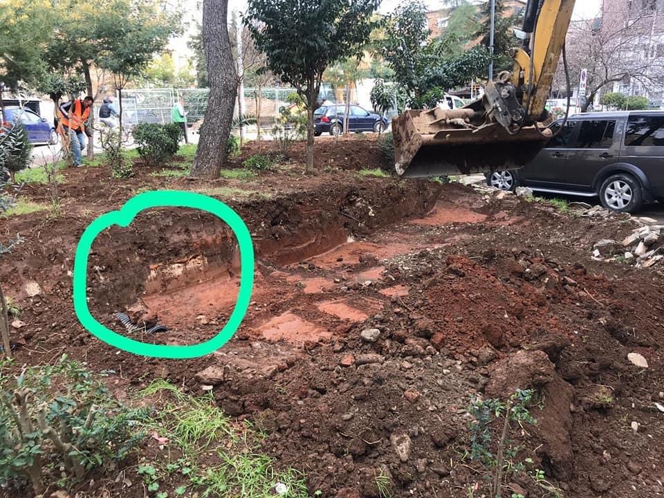 FOTO/ Veliaj i sulet edhe mozaikut të Tiranës, nisin punimet me eskavator