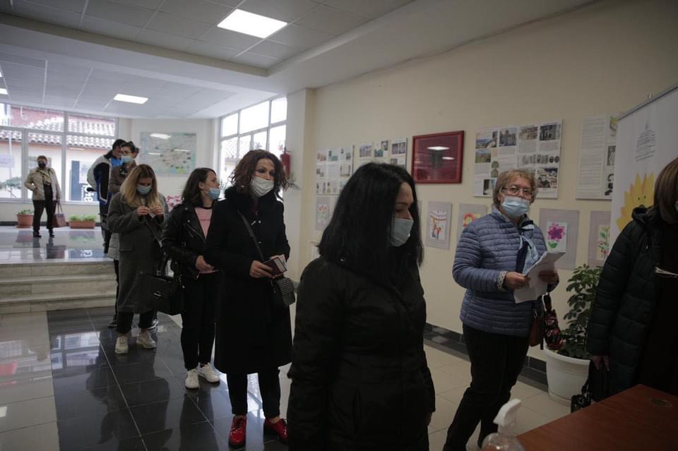 Rama nuk ndalet ne talljen e qytetarëve, e shet si nder vaksinën dhe rindërtimin, pavarësisht së ka bërë shumë pak