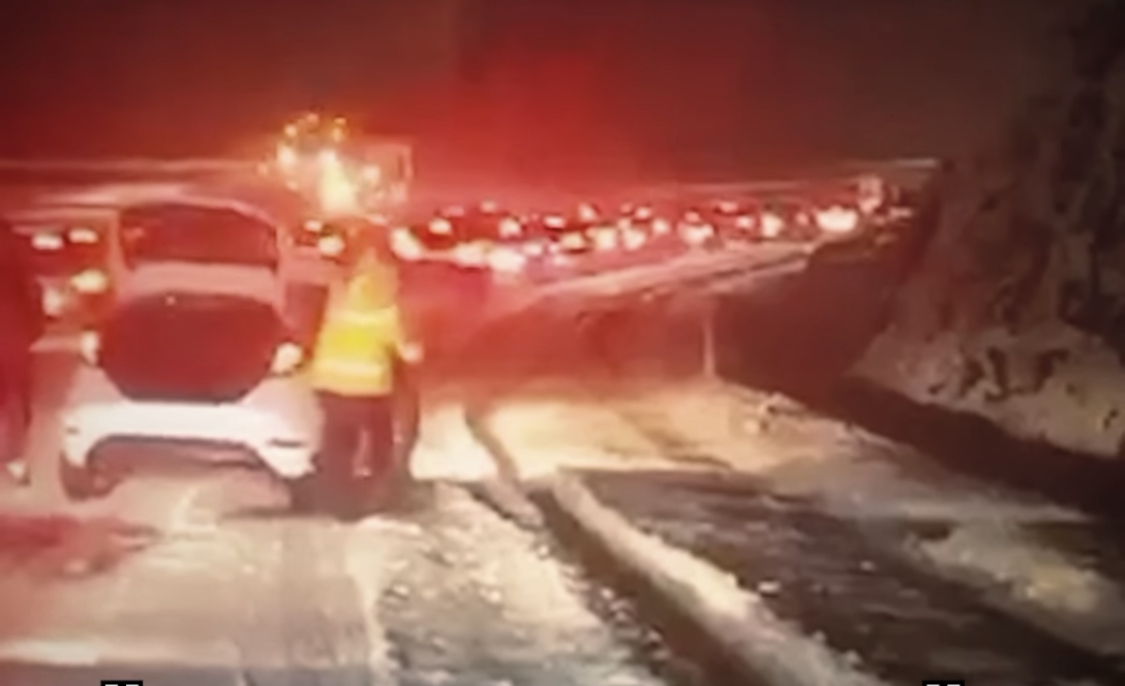 Rruga e Kombit, mbi 3 orë e bllokuar nga reshjet e borës, nuk pastrohet rruga