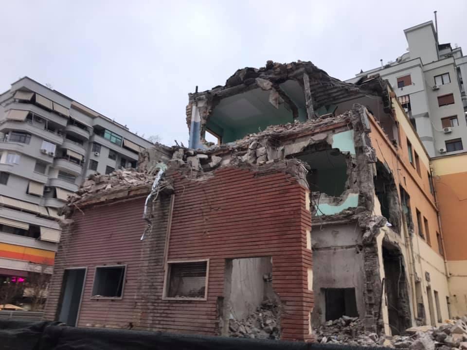 VIDEO&FOTO/ Denoncon arkitektja, Veliaj shemb maternitetin Nëna Xheraldinë