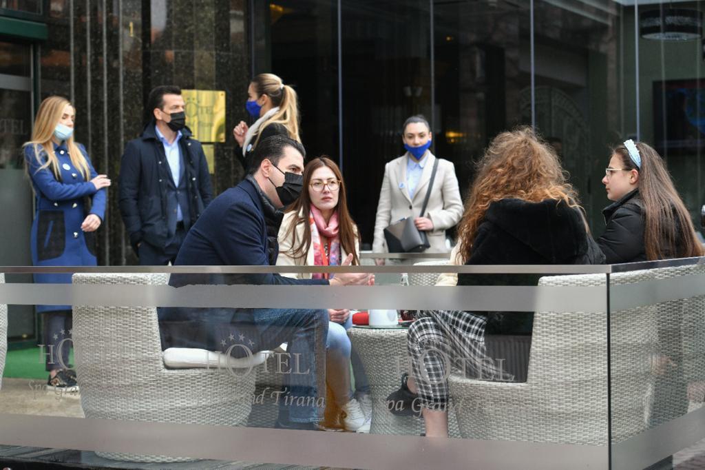 Basha tek njësia 5 në Tiranë, të rinjtë: Do rrimë në Shqipëri deri më 25 prill, po nuk ndryshoi gjë. Sytë nga ju i kemi!