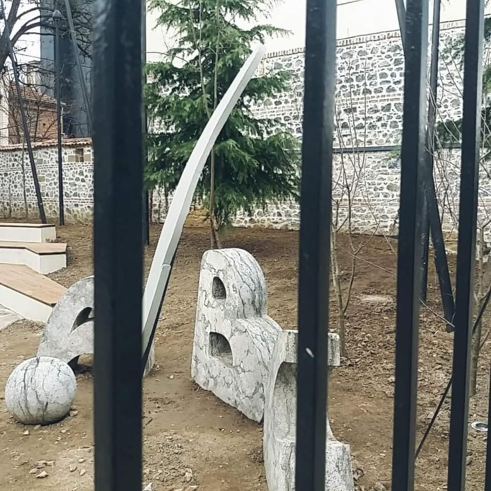 Zyrtarët dëmtojnë Mësonjtoren në Korçë, shpërthen zemërimi i qytetarëve: Ç’të s’ëmës doni!