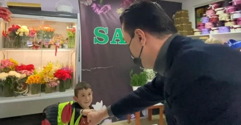 Sa bëjnë 7×7? Basha këmben ‘njohuri matematike’ me një fëmijë në Tiranë