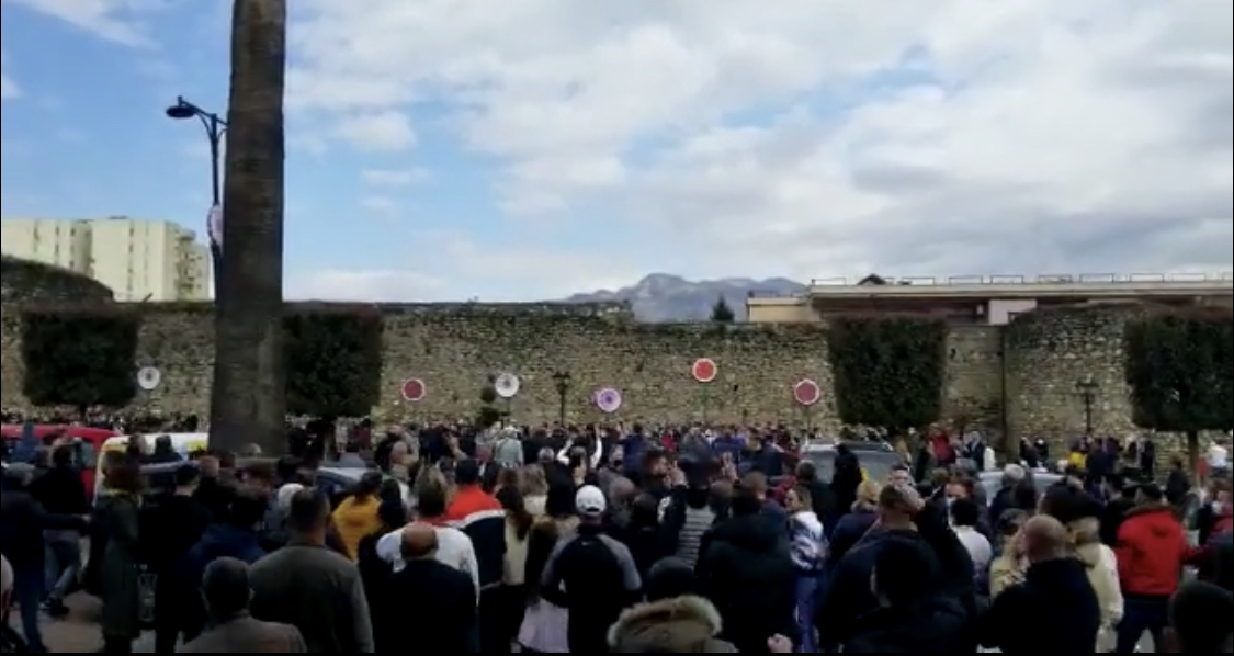 Bandat e Ramës në Elbasan sulmojnë të rinjtë demokratë. Rama dhe Basha në të njëjtën ore dhe në të njëjtin vend në qytet