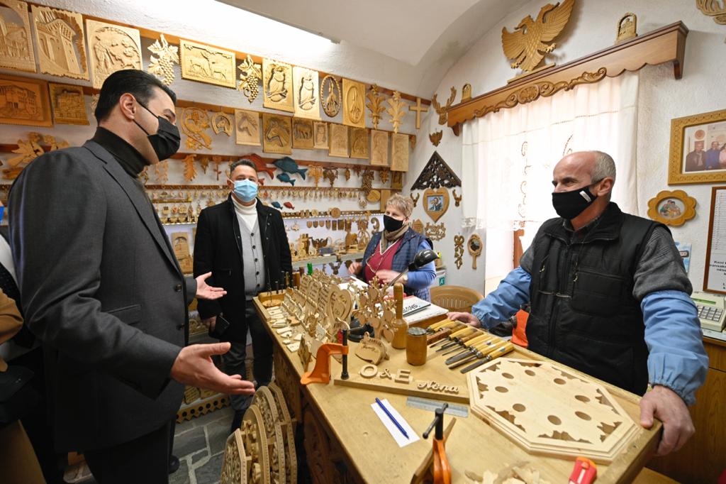 Basha, takime me biznese ne pazarin e Gjirokastrës: Do subvencionojmë artizanët