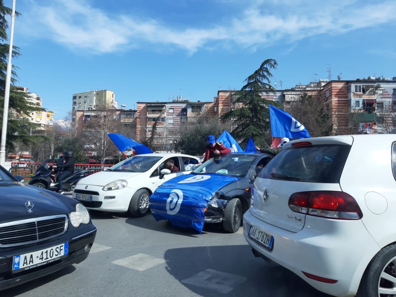 472 makina të rreshtuara në bulevard, si është skenari i PD për festën e pasdites