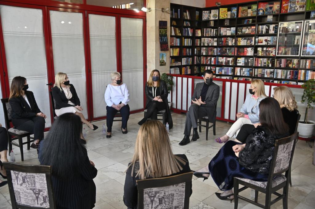 Varfëri, emigracioni i fëmijëve, diskriminimi gjinor, papunësi dhe mungesa e dinjitetit, ja çfarë i thonë Bashës gratë e Elbasanit