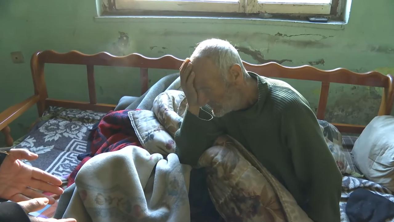 Historia tronditëse e invalidit në Tiranë. Qeveria e përjashtoi nga kempi, i pret dritat dhe ujin