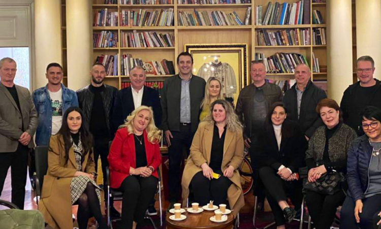 Kryesia e partisë së Bamkës i bashkohet Velisë. Shikoni këto fytyrat në foto me pinokun. Ta neverisin!