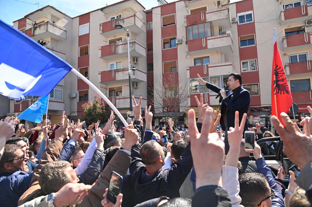 Basha pritet me entusiazëm në Fier, socialistja e dëshpëruar: Më mirë të vdesim nga virusi se sa të na shtypi Rama