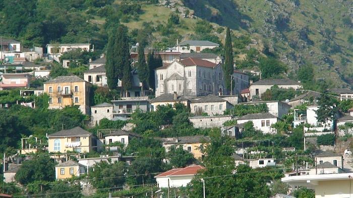 DROPULL/ Gjendet pa jetë në garazhin e makinës së tij