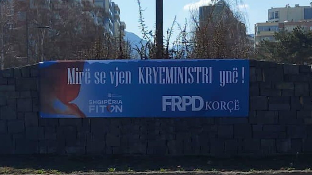 “Mirësevjen Kryeministri ynë”, banderola në Korcë për pritjen e Bashës