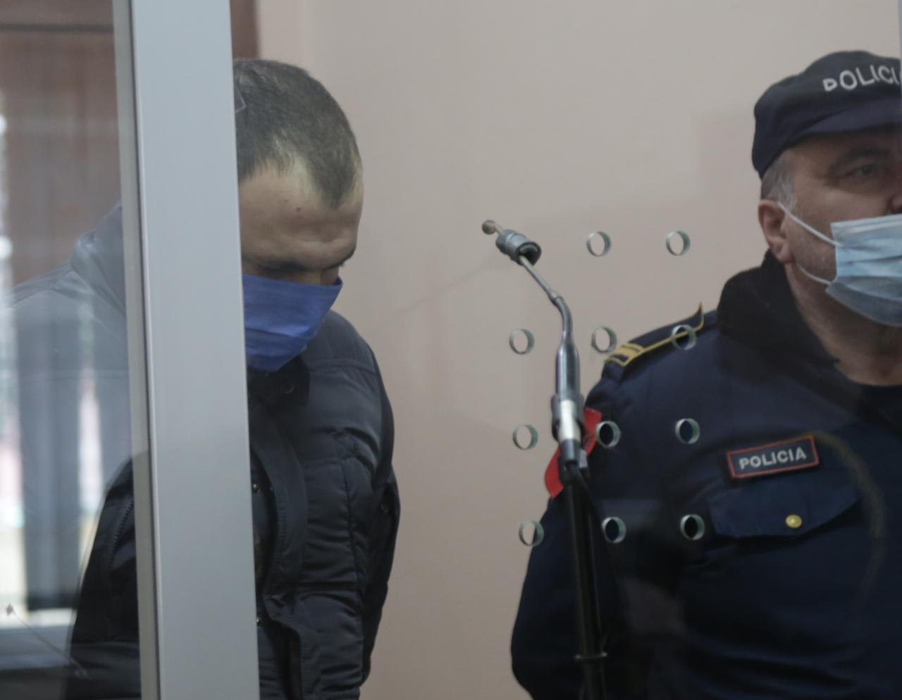 Polici Nevaldo Hajdaraj, më kokë ulur i kërkon falje të atit të Klodianit