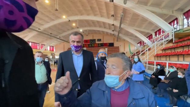 A ka diferencim në vaksinimin e të moshuarve, në Shkodër i shpërndan policia, në Rrëshen duartrokisnin Ramën