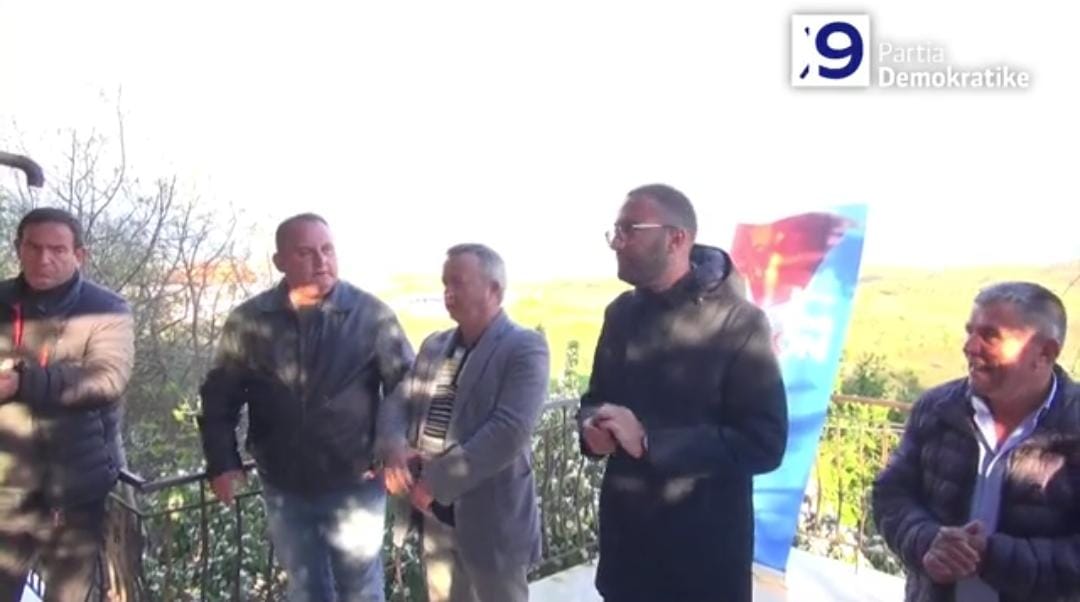 Gazment Bardhi me banorët në Cërrik: Socialistët e ndershëm nuk do të votojnë Edi Ramën