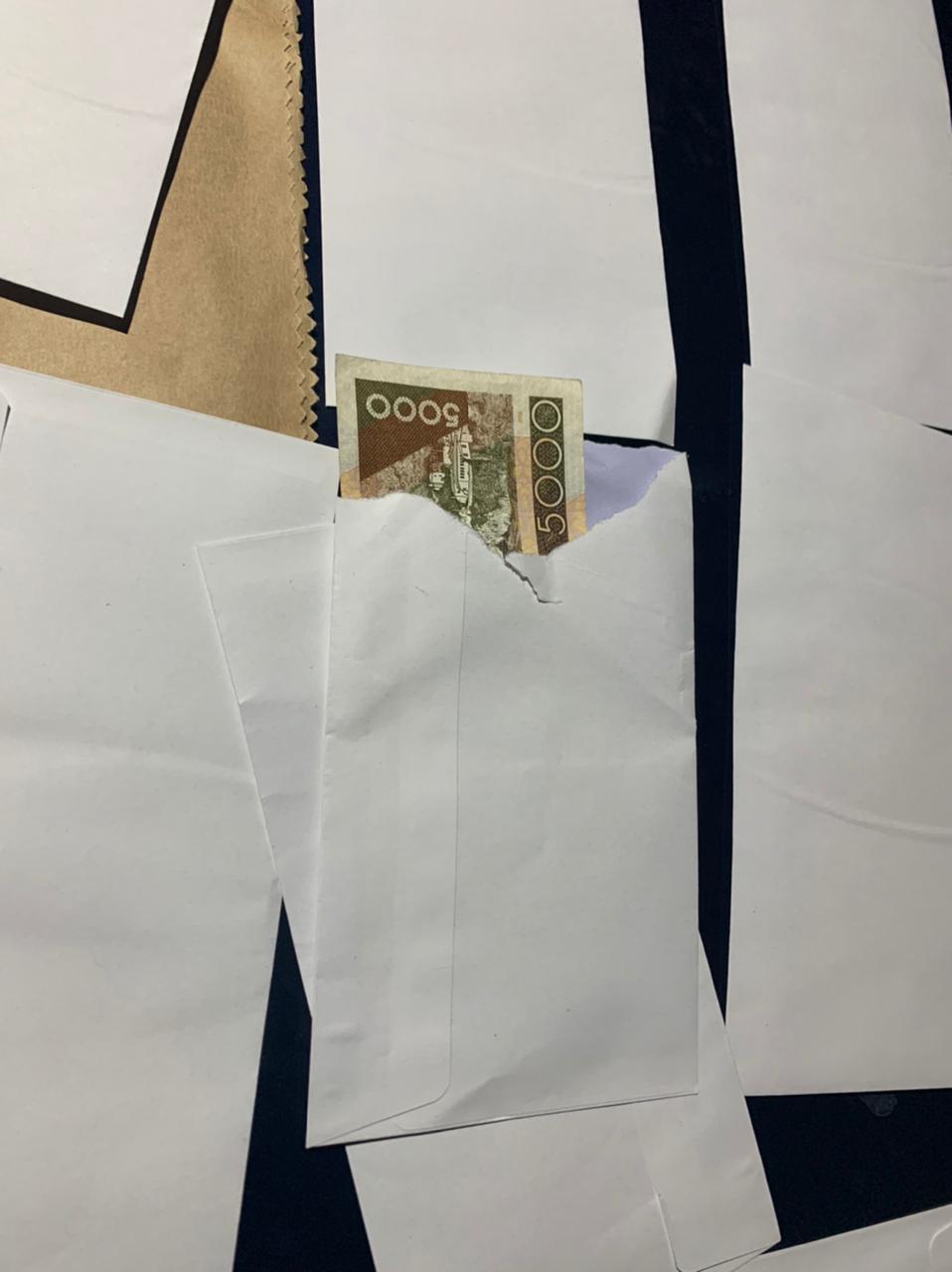 DURRËS/ Kapen duke blerë vota, 28 zarfe me para në makinë