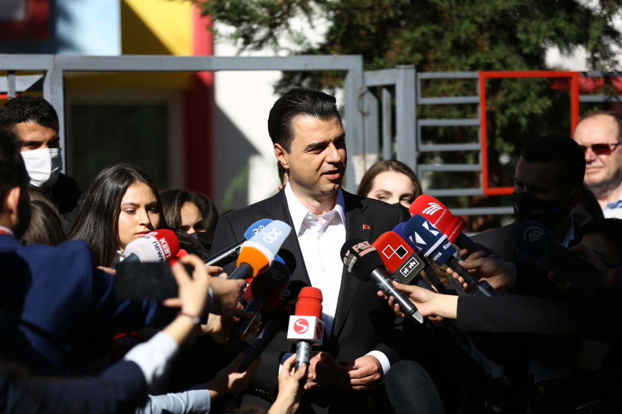 Basha, mesazh shqiptarëve: Sot është një ditë e mrekullueshme!