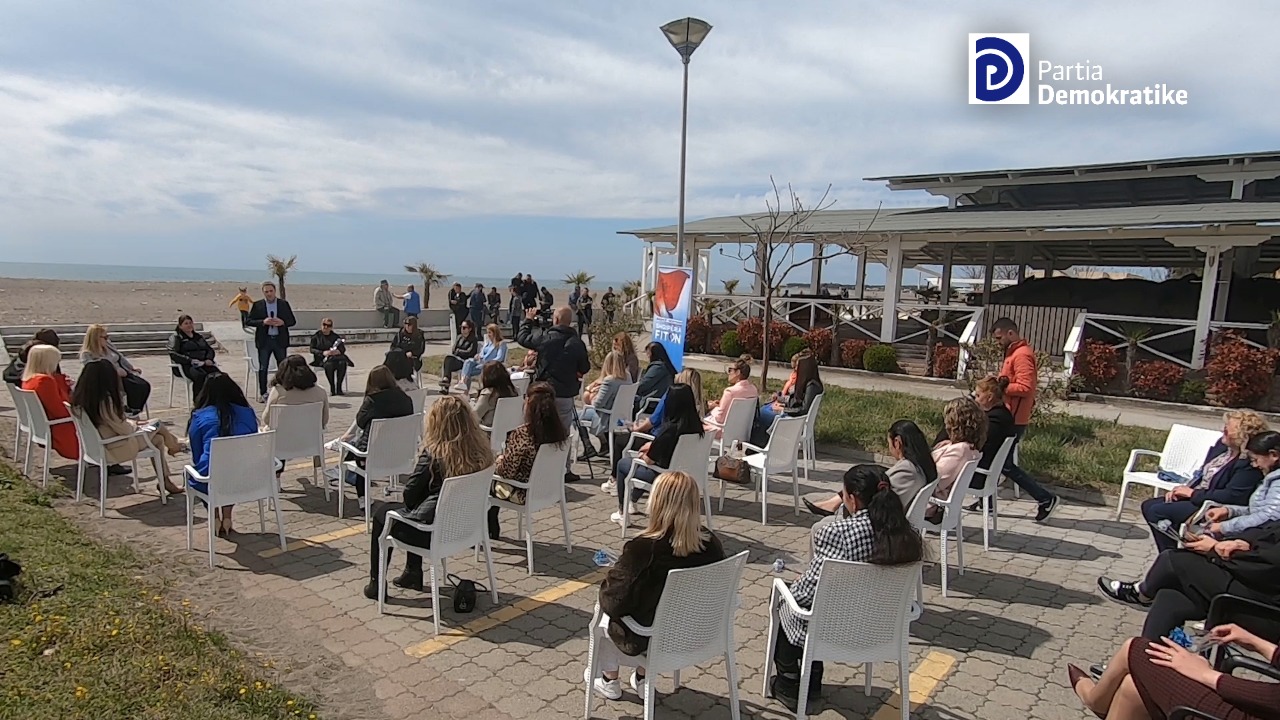 Bardh Spahia takim me gratë dhe vajzat në Velipojë: Fokusi ynë është ekonomia