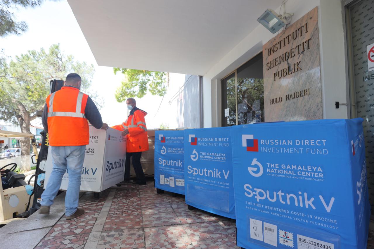Mbërrijnë në Rinas 25 mijë vaksina Sputnik V