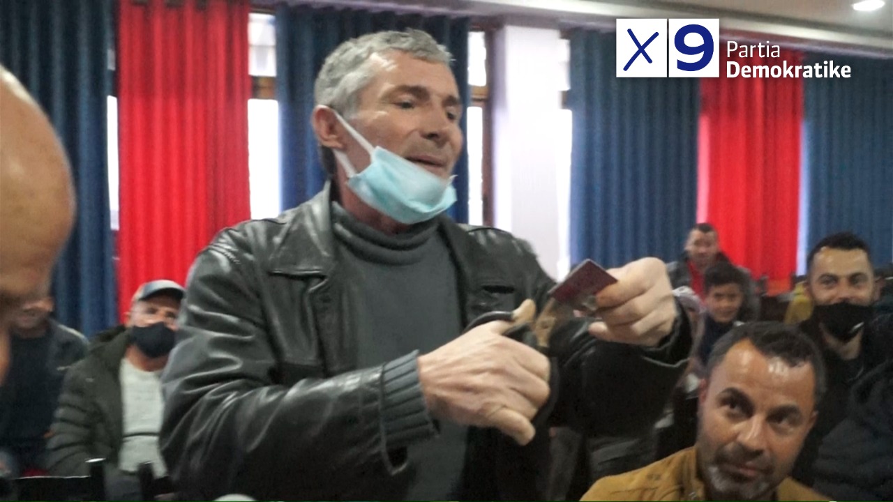 Ikje të tjera nga PS edhe në Hekal të Mallakastrës. Socialisti i zhgënjyer me Ramën pret me gërshërë teserën e PS