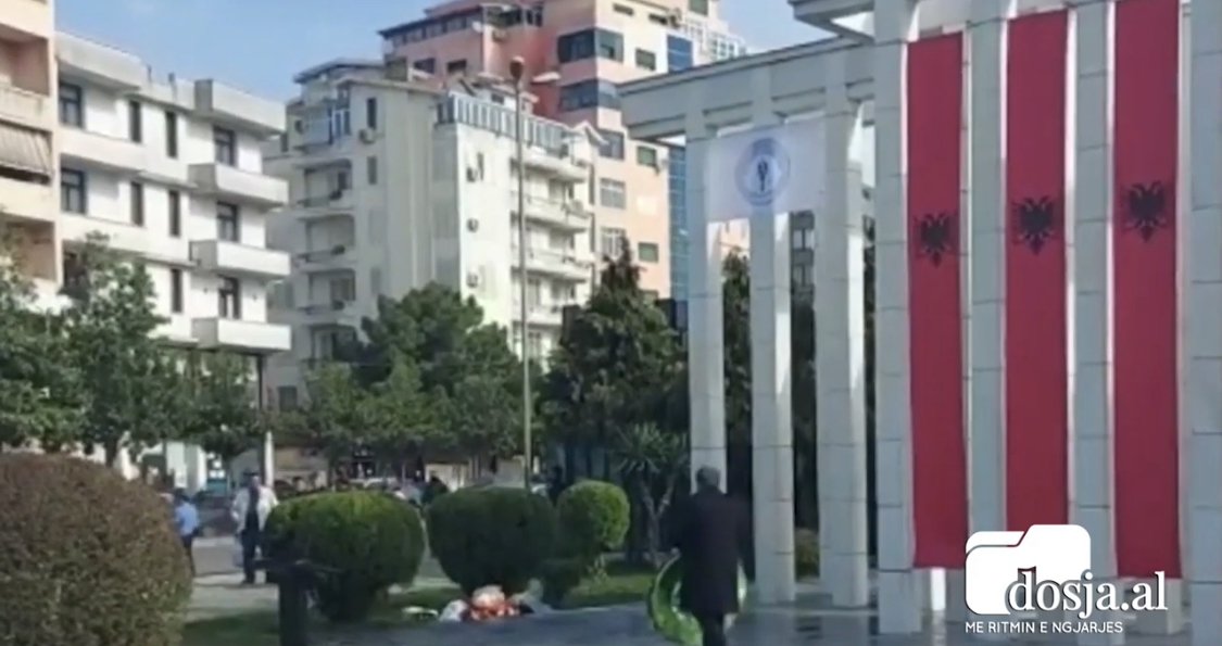 Incidenti tek memoriali i 2 prillit, zhvendosen lulet e Jozefina Topallit