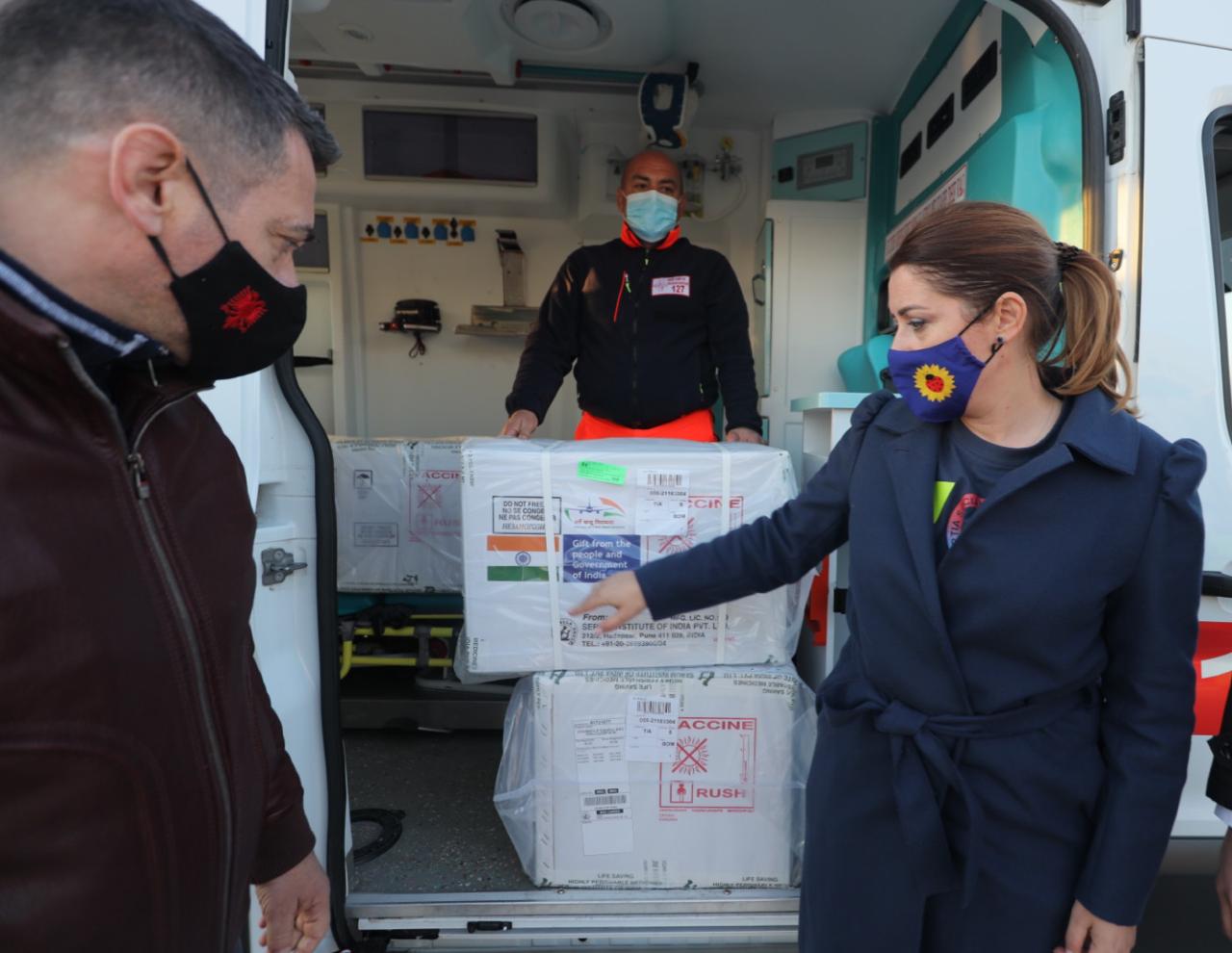 India dhuron 50 mijë doza astrazeneca, mbërritën në Rinas