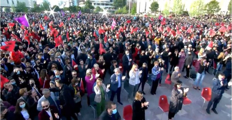 Vatër infeksioni, Edi Rama ngjesh në sheshin Skënderbej mijëra socialistë