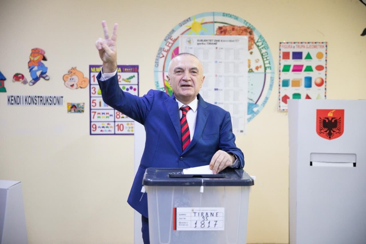 Meta hap votimin në Tiranë, voton dhe Kryemadhi