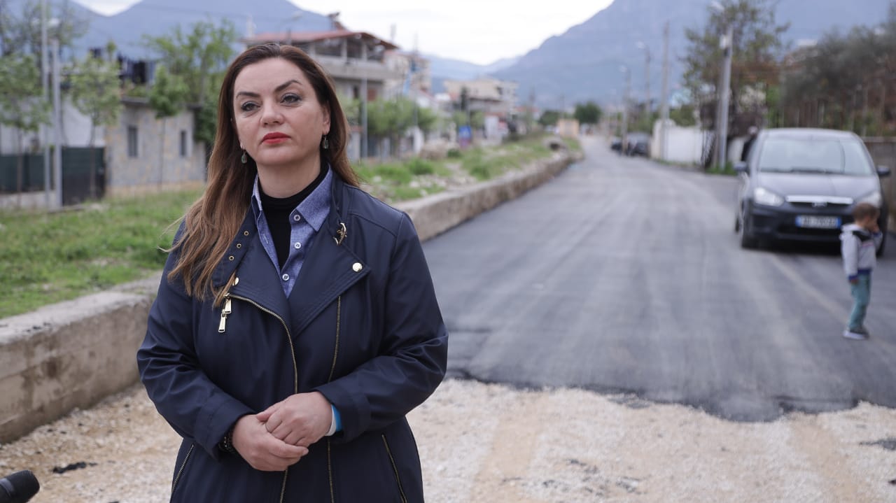 Një ditë para votimeve, asfalt elektoral në lagjen 9 në Tiranë