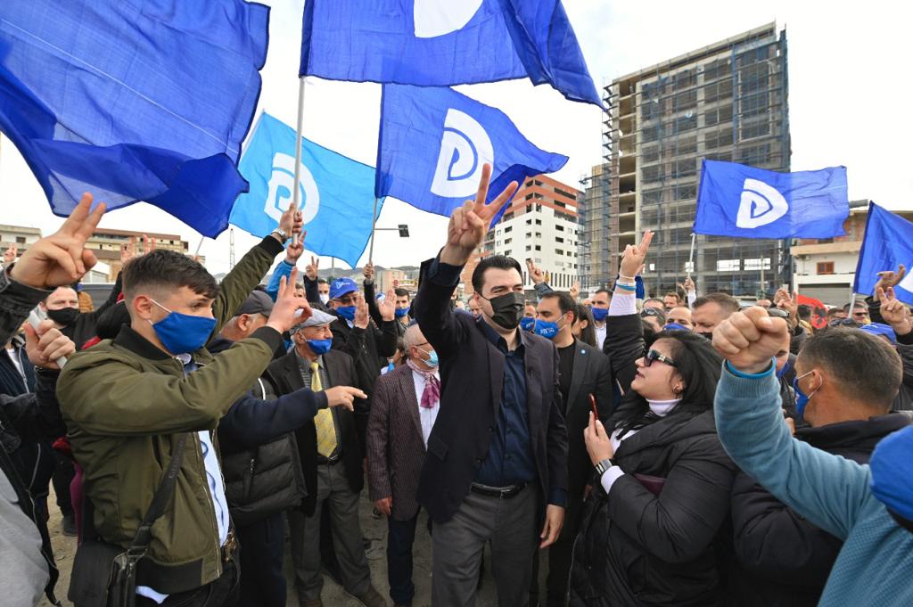 Basha me të rinjtë e Laprakës, kërkojnë anulimin e devijimit të Lanës