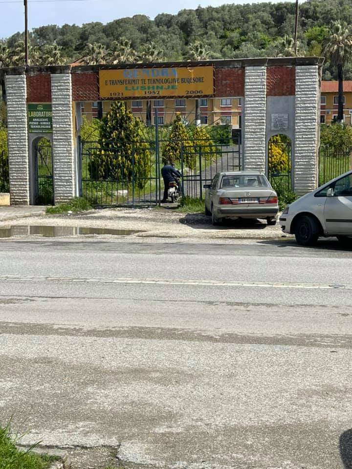 FOTO& SKANDALI ZGJEDHOR/ Agjencitë rajpnale bujqësore sot po shpërndajnë tollona nafte për fermerët