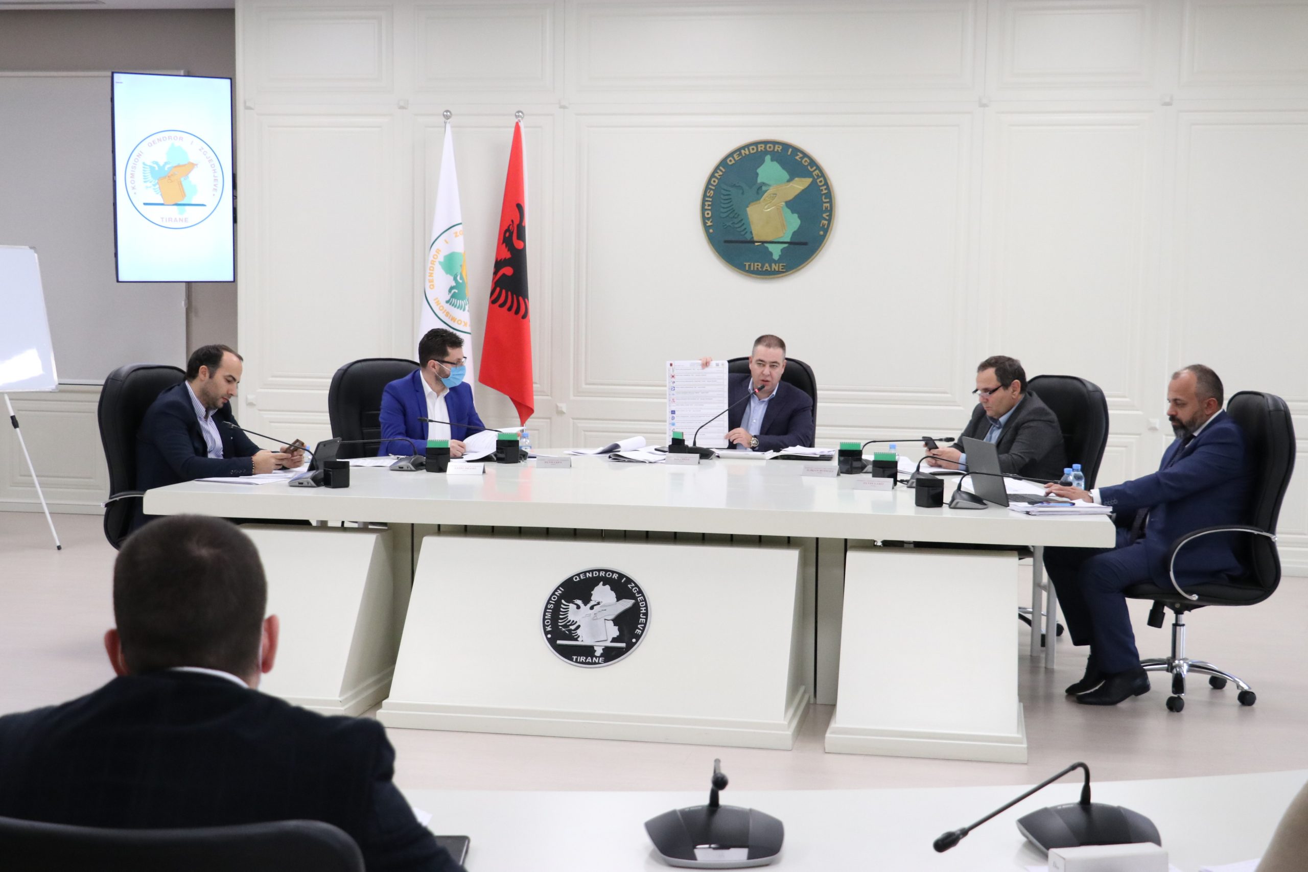 KAS në KQZ i zgjidh hallin Edi Ramës, heq emrat nga lista