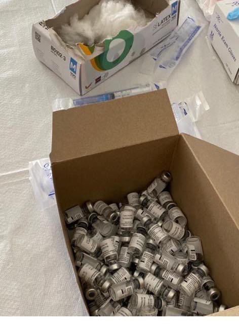 SKANDALI/ Bluzbardhi dixhital nga Sheshi Skënderbej: Vaksinimi u ndal, vaksinat të skaduara