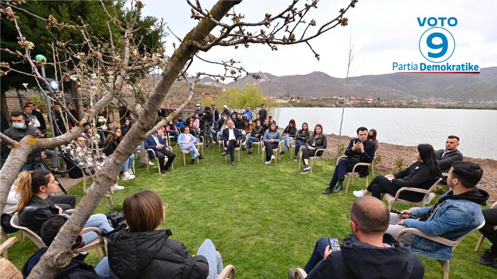 Basha takon të rinjtë në Përrenjas: 10 mijë stazhe të paguara punë në vit, financim 100% të tarifave të studimit