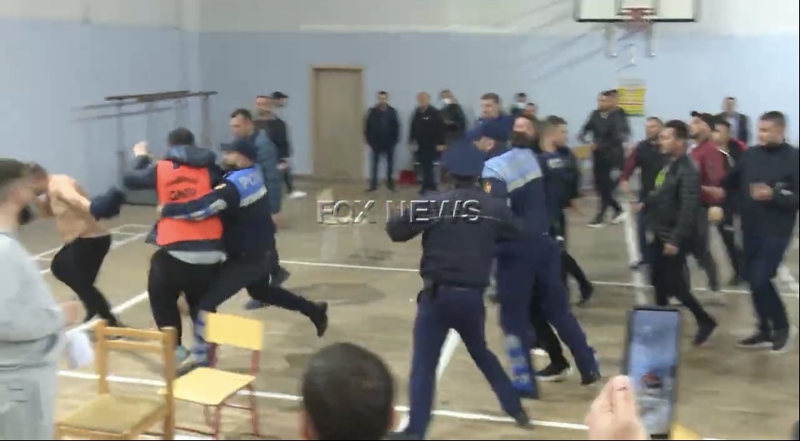 VIDEO/ Sherr i madh tek shkolla 1 maji, grushte dhe karrike në sallën e numërimit të votave