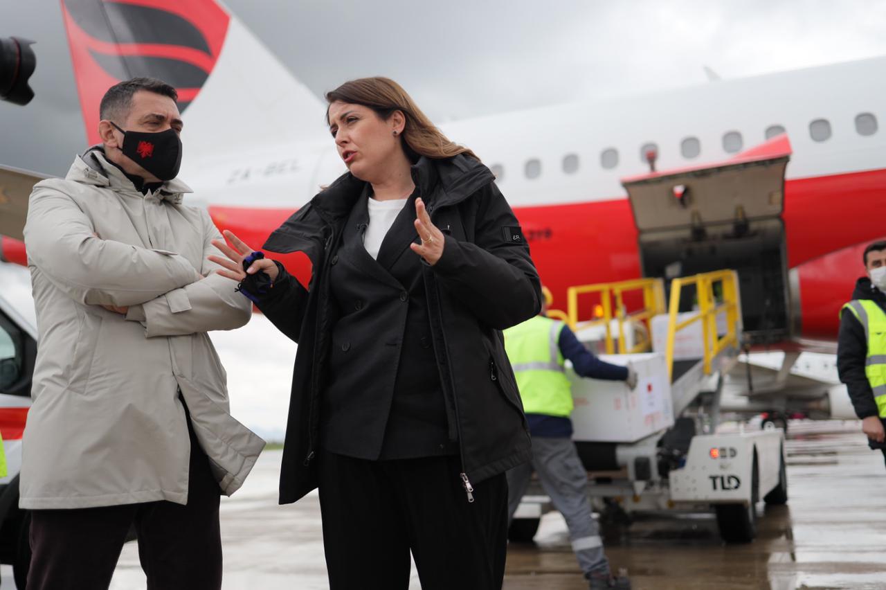 Mbërrijnë në Rinas 208,000 vaksina të Sinovac