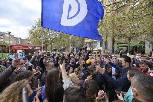 Basha, takime ne lagjen 1 në kryeqytet, entusiazëm në rrugët e Tiranës